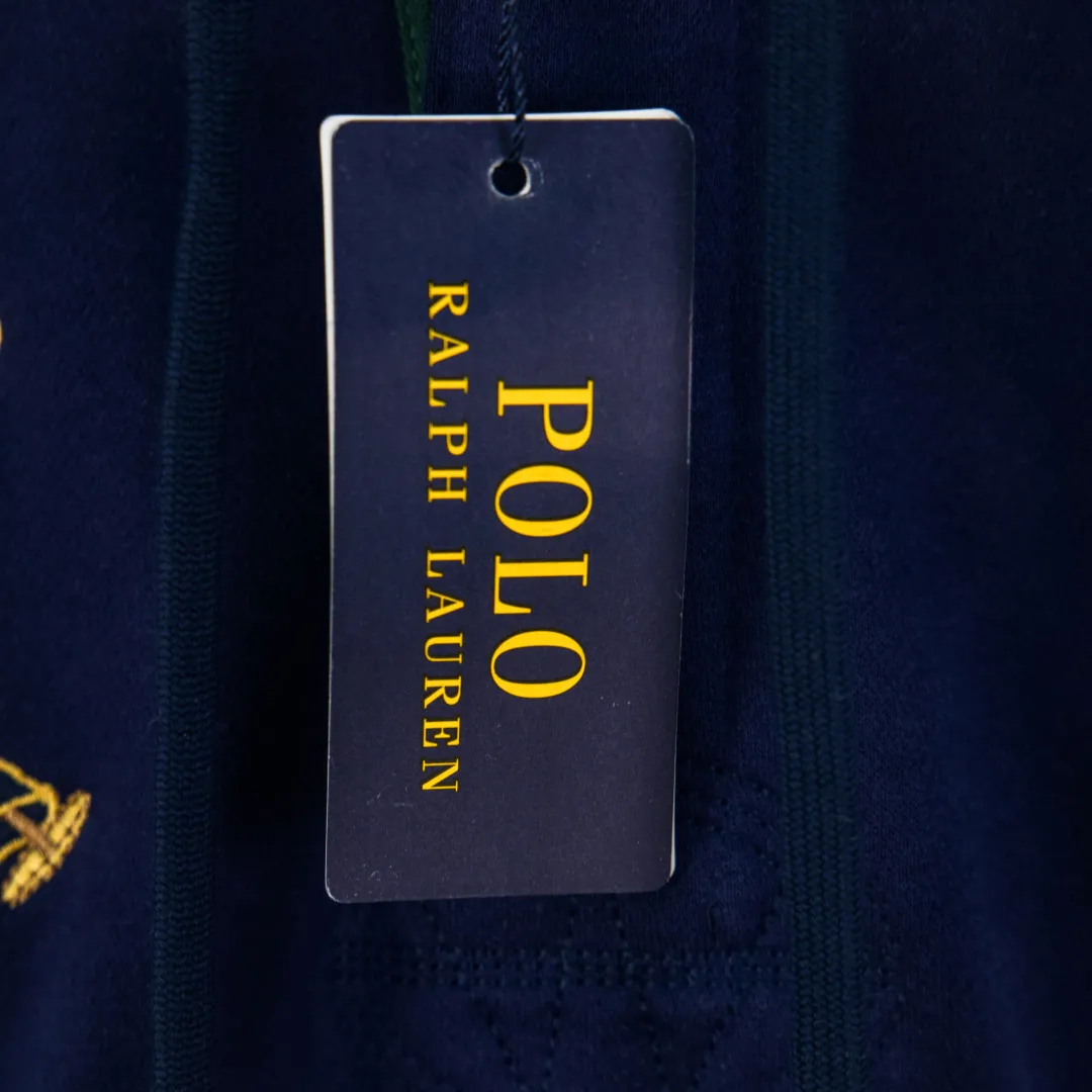 P320 zp version [exclusive supply] Ralph Lauren/Ralph Lauren 2025FW new autumn and winter Big Pony 20th anniversary badge embroidered open-chest deconstructed hooded fleece sweatshirt 100% restoration of 380 grams of 100% pure cotton heavy-grained cloud velvet ✅ Deconstruction restoration Correct version Three-layer hidden partial tube placket ✅ Reactive dyeing D65 raw cotton double herringbone belt Wide and narrow partitions ✅ Reject overlay Single color single version Precision embroidery ✅ RL/25 new autumn and winter product 20th commemorative badge embroidered Malaysian sweatshirt. Deconstructed half-chest to distinguish the regular classic version. High-end and outstanding. Built-in contrasting reactive dyeing D65 raw cotton double herringbone belt. Cloud-like heavy fleece bottom with autumn and winter attributes. Really comfortable. Cloud-like comfort. Loose fit. Two colors are available. Can be made for couples. Highly recommended. Color: blue and white. Size: S M L XL No.: WW10954